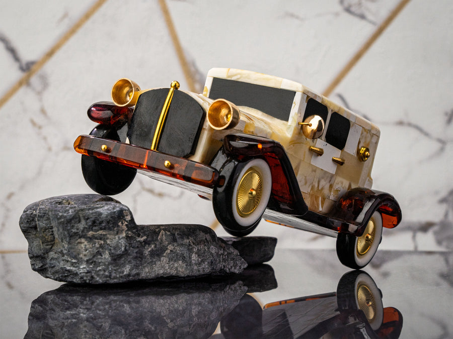 BalticBliss automobilio figūrėlė su Baltijos gintaru.