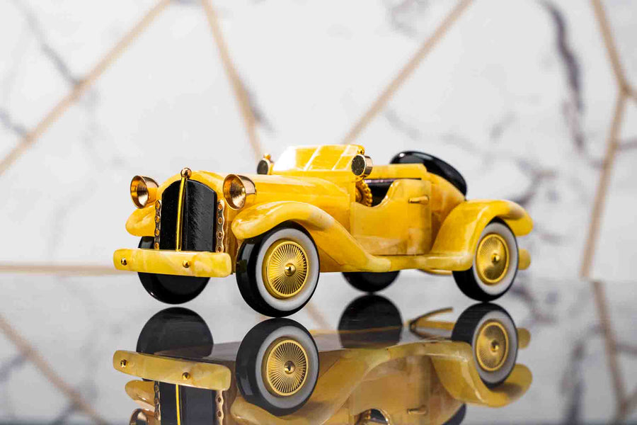 Gintaro automobilio figurėlė – rankų darbo skulptūra