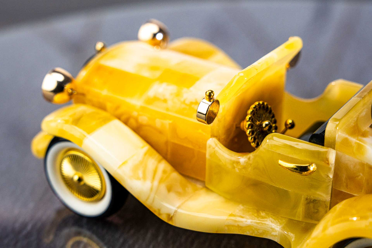 Gintaro automobilio figurėlė – rankų darbo skulptūra