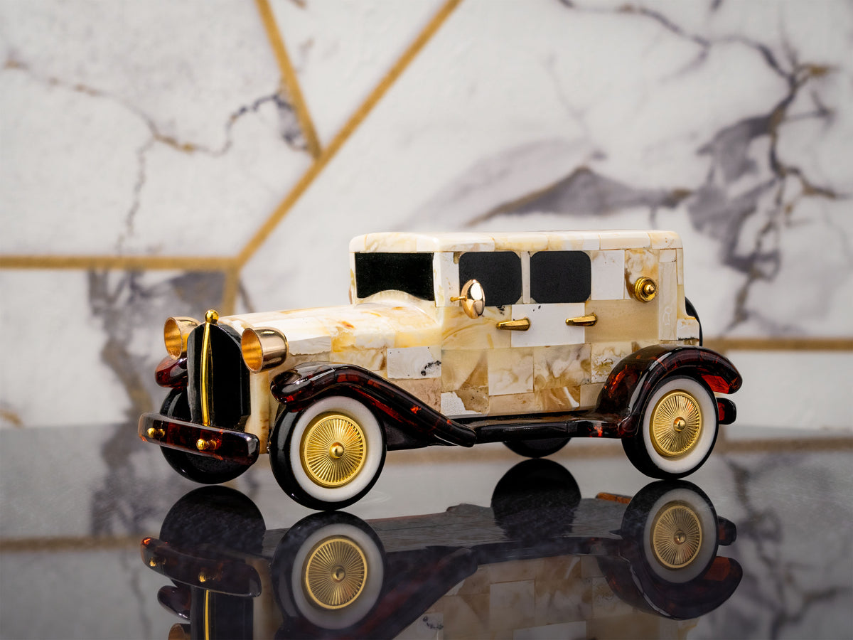 Gintaro automobilio figurėlė – kreminiai ir vyšniniai atspalviai